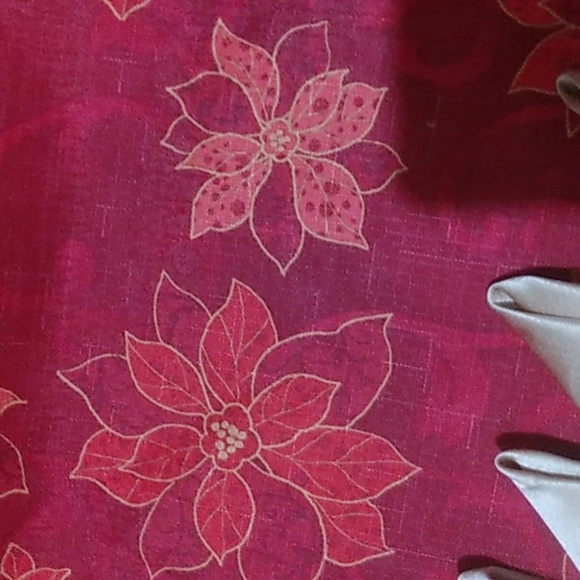 Christmas Poinsettia tablecloth & 4 napkins - Picture 2 of 4